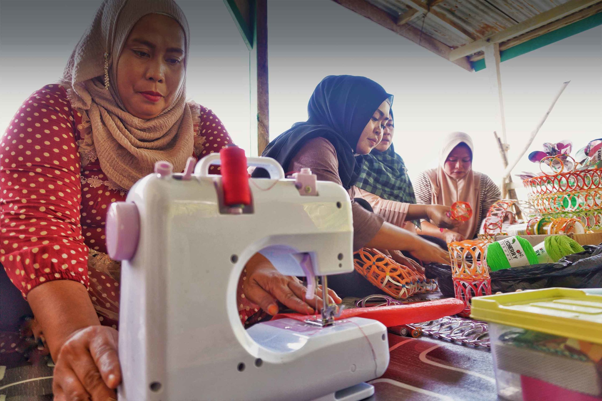 anambas-women-sewing